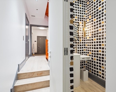 1318 N Astor Street - Photo Thumbnail 12