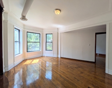 4943 N Winthrop Avenue - Photo Thumbnail 2