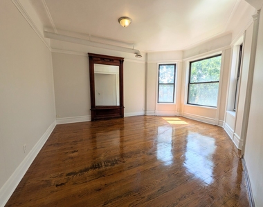 4943 N Winthrop Avenue - Photo Thumbnail 7
