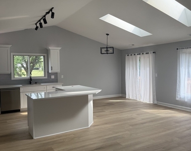 2436 W Salem Court - Photo Thumbnail 3