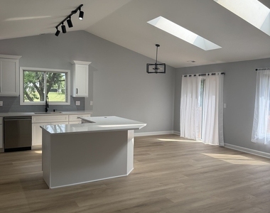 2436 W Salem Court - Photo Thumbnail 7