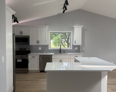 2436 W Salem Court - Photo Thumbnail 6
