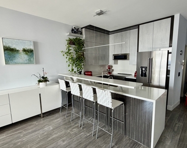 1235 S Prairie Avenue - Photo Thumbnail 2