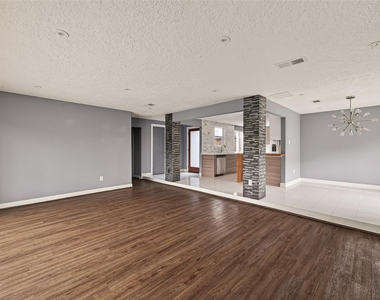 2130 Round Lake Drive - Photo Thumbnail 11