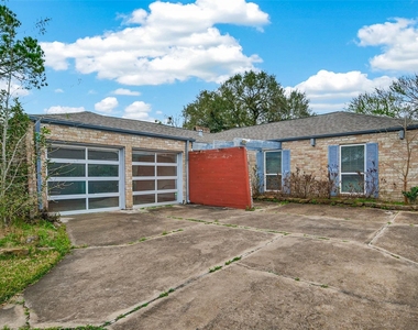 2130 Round Lake Drive - Photo Thumbnail 3
