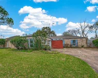 2130 Round Lake Drive - Photo Thumbnail 2