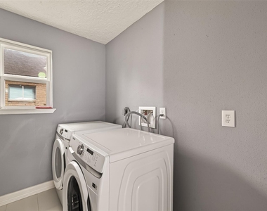 2130 Round Lake Drive - Photo Thumbnail 22