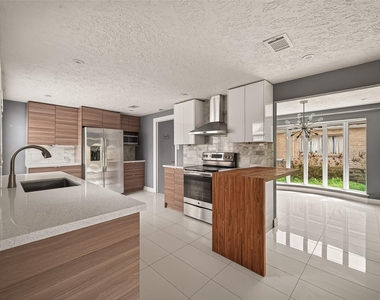 2130 Round Lake Drive - Photo Thumbnail 14