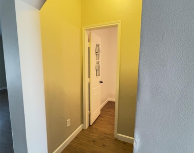 2417 Seguine Drive - Photo Thumbnail 6