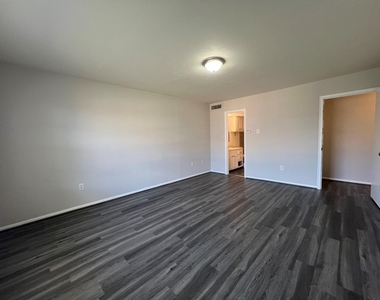7600 Burgoyne Road - Photo Thumbnail 12