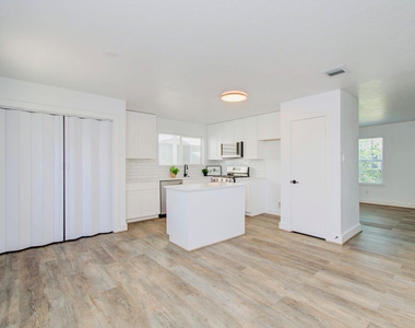 6117 Settlers Square Lane - Photo Thumbnail 11