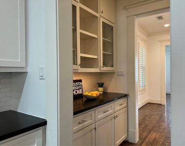 216 W 24th Street - Photo Thumbnail 2