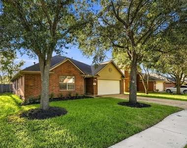 4112 Merlet Drive - Photo Thumbnail 2