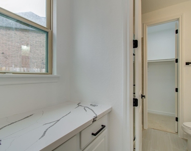 206 Cedar Creek Court - Photo Thumbnail 24
