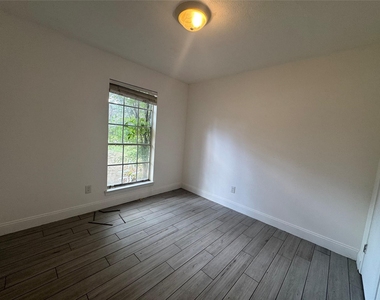 3219 Brookgreen Drive - Photo Thumbnail 4