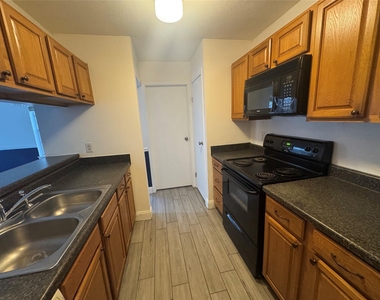 3219 Brookgreen Drive - Photo Thumbnail 6