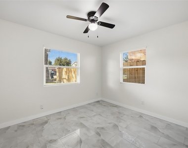 8411 Botany Lane - Photo Thumbnail 12