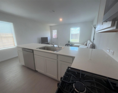 930 Pertuso Lane - Photo Thumbnail 8