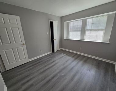 10806 Zircon Court - Photo Thumbnail 14
