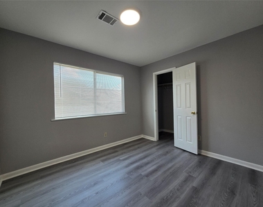 10806 Zircon Court - Photo Thumbnail 13