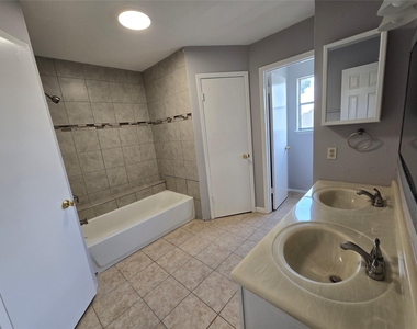 10806 Zircon Court - Photo Thumbnail 16