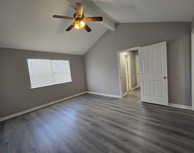 10806 Zircon Court - Photo Thumbnail 15