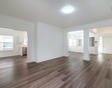 1030 Wentworth Drive - Photo Thumbnail 4