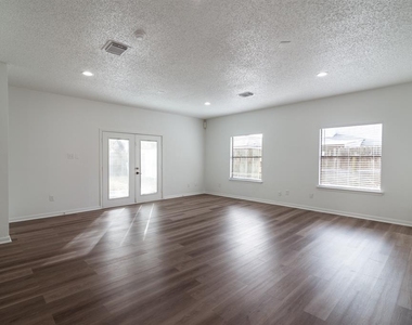1030 Wentworth Drive - Photo Thumbnail 5