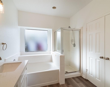 1030 Wentworth Drive - Photo Thumbnail 8