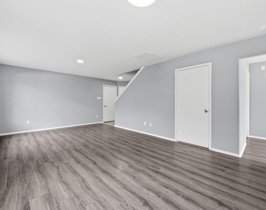 9006 Blue Cedar Lane - Photo Thumbnail 4