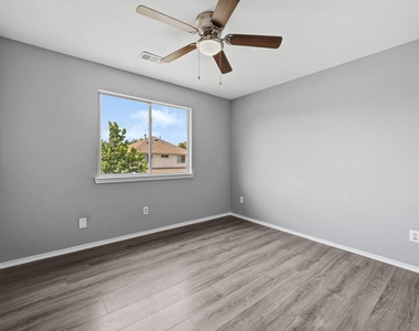 9006 Blue Cedar Lane - Photo Thumbnail 17