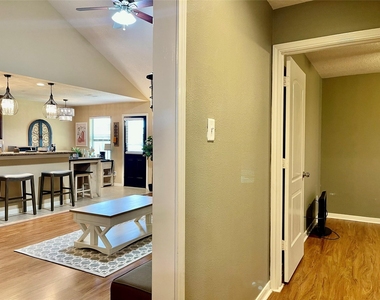 7808 Colonial Lane - Photo Thumbnail 4