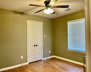 7808 Colonial Lane - Photo Thumbnail 3