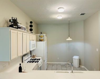 1404 Helmsley Drive - Photo Thumbnail 12
