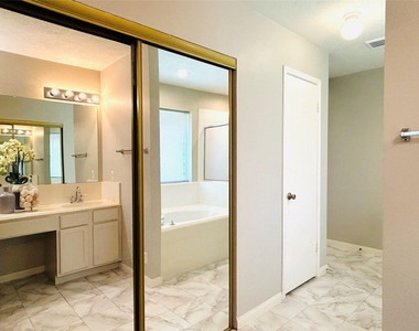 1404 Helmsley Drive - Photo Thumbnail 24
