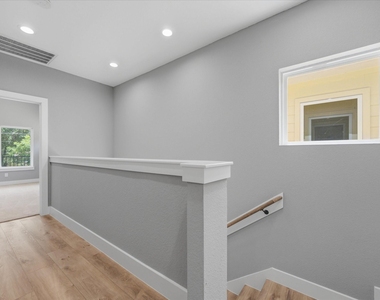 2022 Wavell Street - Photo Thumbnail 15