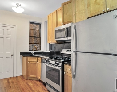 West 45 Street - Photo Thumbnail 3