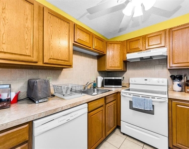 2575 Pine Ridge Way S - Photo Thumbnail 4
