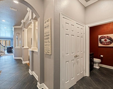 618 Saxony Boulevard - Photo Thumbnail 15