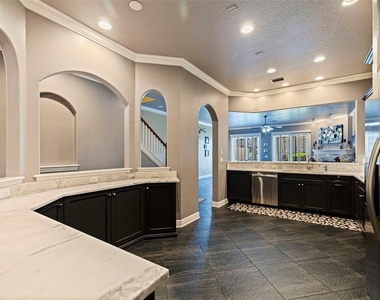 618 Saxony Boulevard - Photo Thumbnail 9