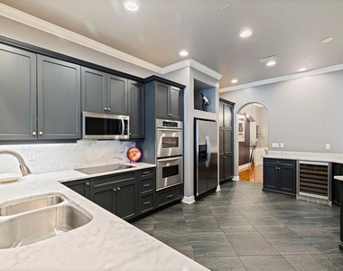 618 Saxony Boulevard - Photo Thumbnail 12
