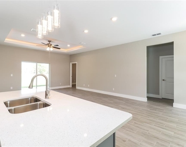 137 Zinnia Lane W - Photo Thumbnail 4