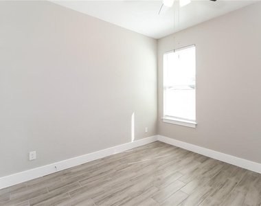 137 Zinnia Lane W - Photo Thumbnail 9
