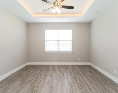137 Zinnia Lane W - Photo Thumbnail 8