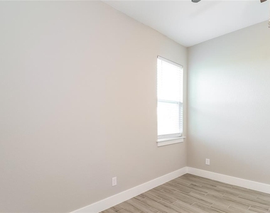 137 Zinnia Lane W - Photo Thumbnail 10