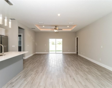 137 Zinnia Lane W - Photo Thumbnail 2