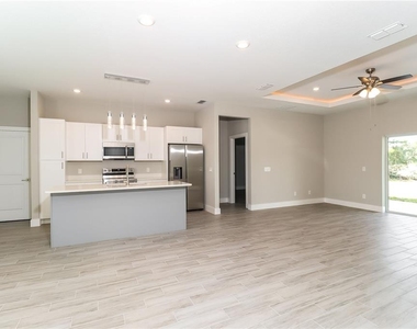 137 Zinnia Lane W - Photo Thumbnail 5