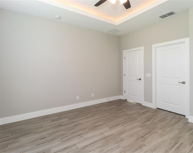 137 Zinnia Lane W - Photo Thumbnail 11