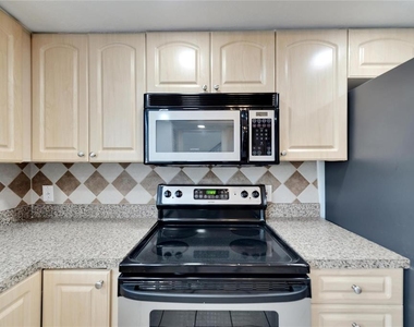 6301 Newtown Circle - Photo Thumbnail 12
