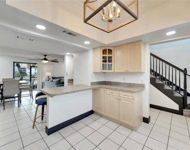6301 Newtown Circle - Photo Thumbnail 7
